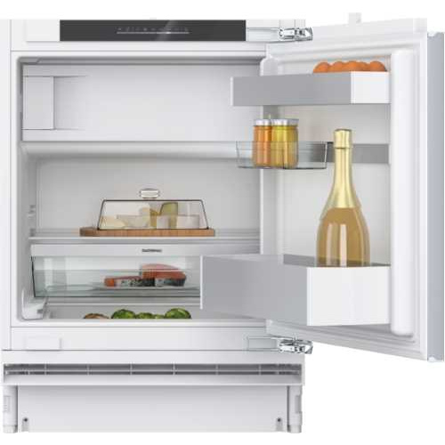 Intérieur avec éléments en aluminium satiné clair  Tablettes en verre de sécurit